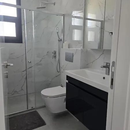Darius Large Two-bedroom At Caesar Apartment *
